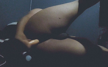 ELCULOGORDO: Menggunakan Dildo Kegemaran Saya