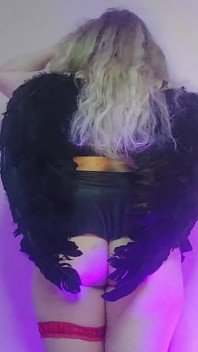 Halloween 2024, une MILF s’amuse avec un vibromasseur sur la chatte, mmm