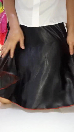 Naomisinka: Crossdressing memakai skirt hitam sutera berkilau