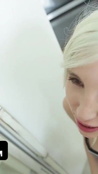 Teamskeet - крихітна блондинка з брекетами Пайпер Перрі приймає величезний член на кухонних прилавках