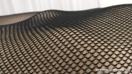 My Boobs: Debaixo da camisa brincando com seus peitos grandes e mamilos