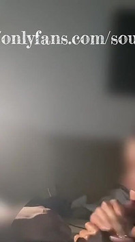 Menghisap batangnya semasa dia menonton filem yang saya pasang