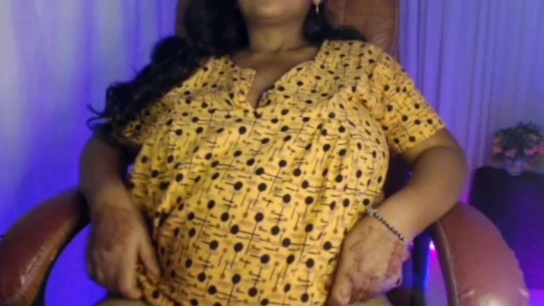 HotGirl21: 젖탱이와 큰 배를 가지고 노는 임신한 여자.