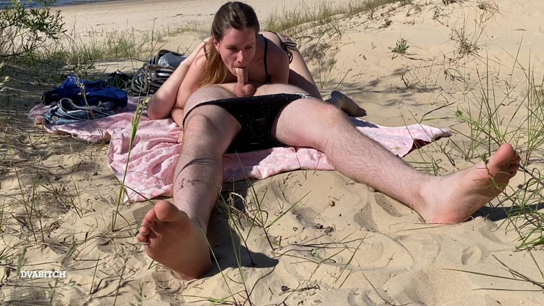 Dvabitch: Para nudystów cieszy się lodzikiem na plaży
