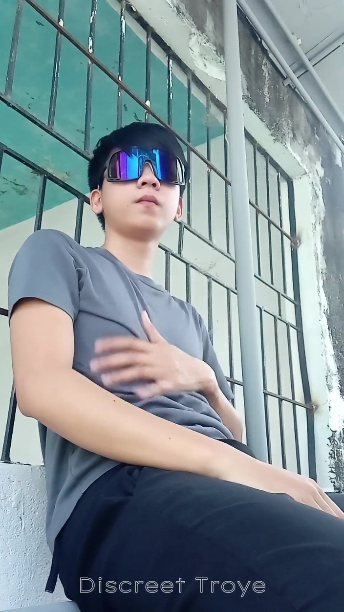 Troye_AsianPinoy: Frumos pinoy se masturbează la casa abandonată - Daks Jakol