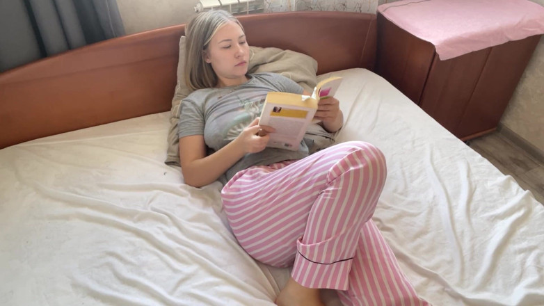 Stacy_via: La rubia se despertó después de leer un libro erótico...