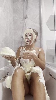 Pai ke muka berbogel dalam bilik mandi