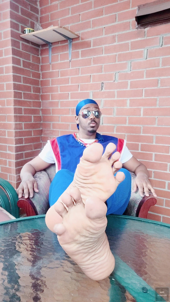 Soft Soleman: Ik wiebel en knijp mijn mannelijke voeten (2025)