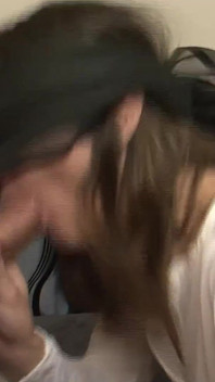 Z zasłoniętymi oczami żony Scena-3 chuda brunetka żona Valentina Bianco cieszy się wielki kutas z zasłoniętymi oczami