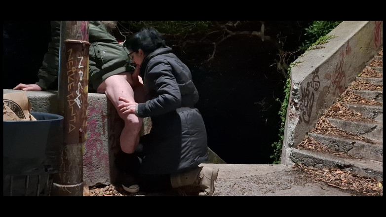 Toilet Mommy: Amatör açık havada oral seks