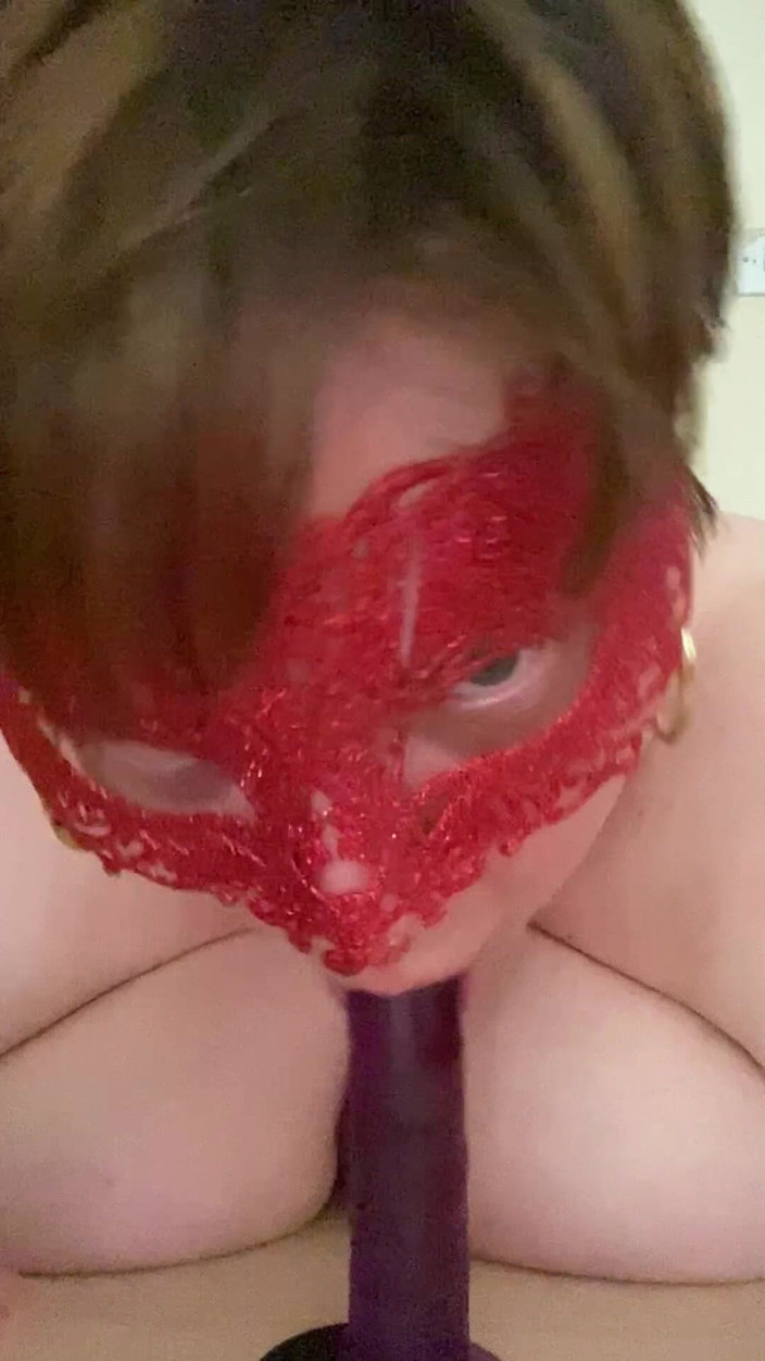 BootyliciousXXL: 작은 딜도를 빨고 목구멍 깊숙이 배우는 육덕 거유 앰버
