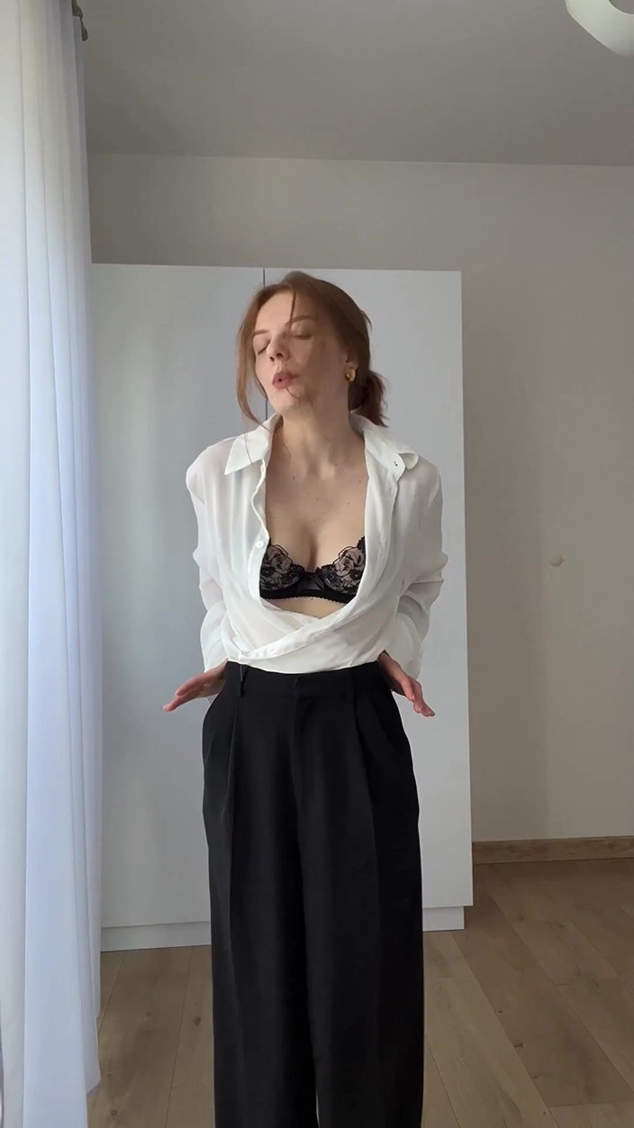 LadyInBad: ホットなMILF秘書がゆっくりとしたストリップティーズを踊り、毛深い秘部と胸を見せる