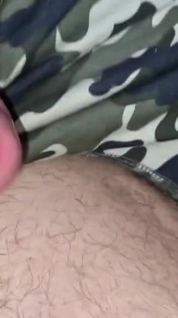 Un giovane studente lattiginoso è inondato di sborra dolce calda da una scopata dura!