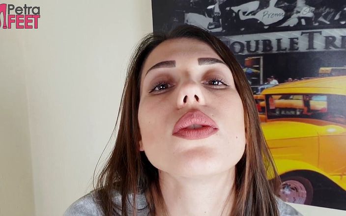 Smokin Fetish: Prachtige brunette rookt een sigaar in haar slaapkamer