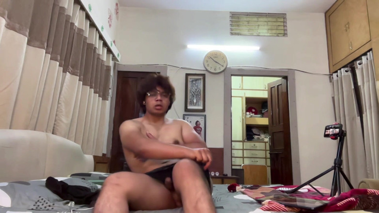 Luxe Ryn: Geile Desi-twink-schlampe Verliert Zu Hause Die Kontrolle