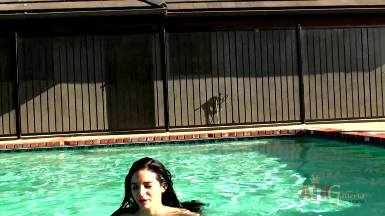 ATKIngdom Fans: Beauty babe enjoys on swimming pool