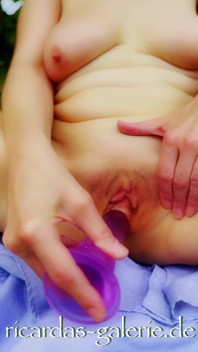 Dildo buitenshuis masturbatie