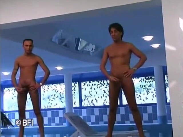 Hardcore Lovers: Un mec musclé reçoit un traitement spécial par des Italiennes.