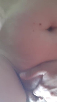 一个阴户丰满和阴蒂很大的毛茸茸的熟女自慰和自慰，高潮和高潮