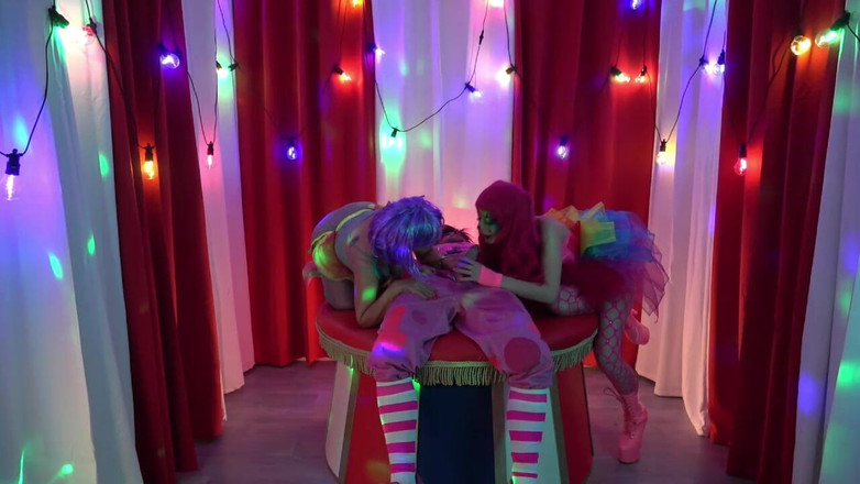 Cock Crazed Clowns: Eva May trifft die pinken Clowns