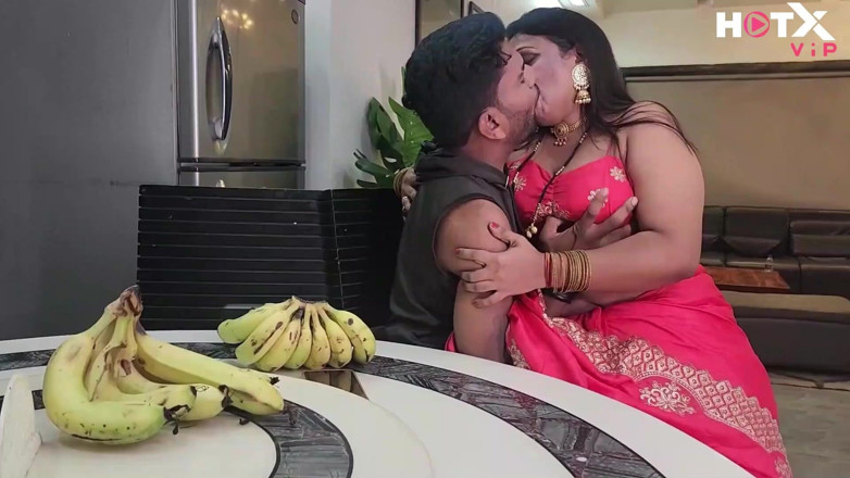 Indianxxx nude: Indická milfka s obrovskými prsy Bhabhi svléká sárí a šuká s...