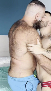 Hung táta Alex mě šuká na svém hotelovém pokoji