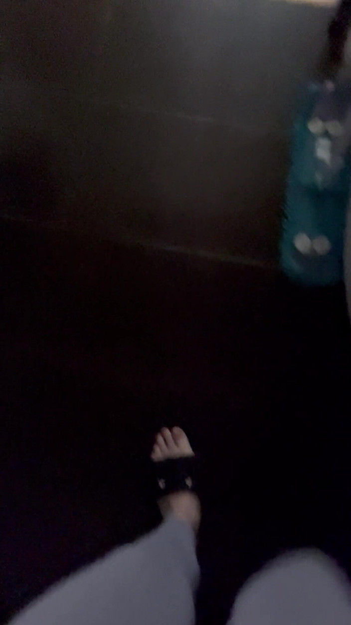 Feet: देखने का बिंदु: ग्रे लेगिंग में चलते समय फ्लिप-फ्लॉप की आवाज