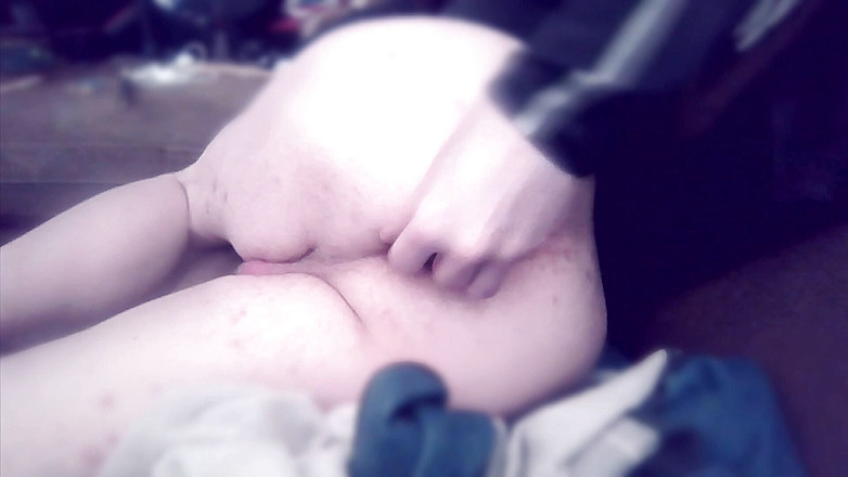 Oznob Oznofla: Sissyboy miang memukul dubur ke mulut dan menghisap pada mainan...