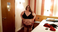 SSBBWLadyBrads: Ssbbw hotel se svléká na posteli