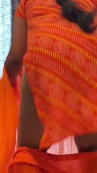 Bhabhi con un culo rotondo e marrone che serve la sua figa spessa con colazione