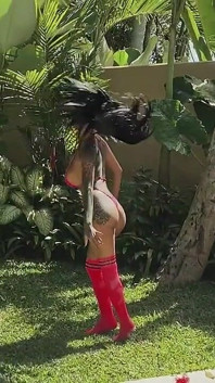 Sanktor - MILF Asia bertatu dalam stoking merah jambu di Villa