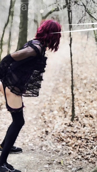 Femboy chodzi nago w pobliżu jeziora