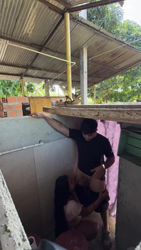 Adik tiri yang lagi sange nelpon ayah tiri suaminya di kamar mandi supaya dia ngentot sama dia