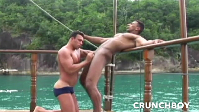 Gaybareback: Latino Twink neukt Barebac met vriend