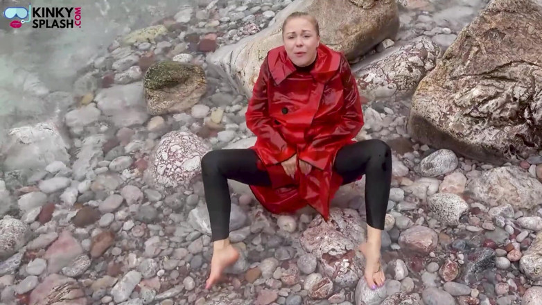 UKCuteGirl Lucy Lauren: Pvc brillant sur une plage mouillée en néoprène, coaching masturbatoire...