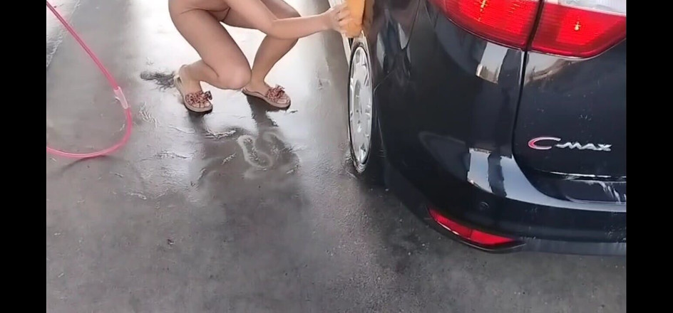 HottPussy118: naked woman washes a car at a car wash