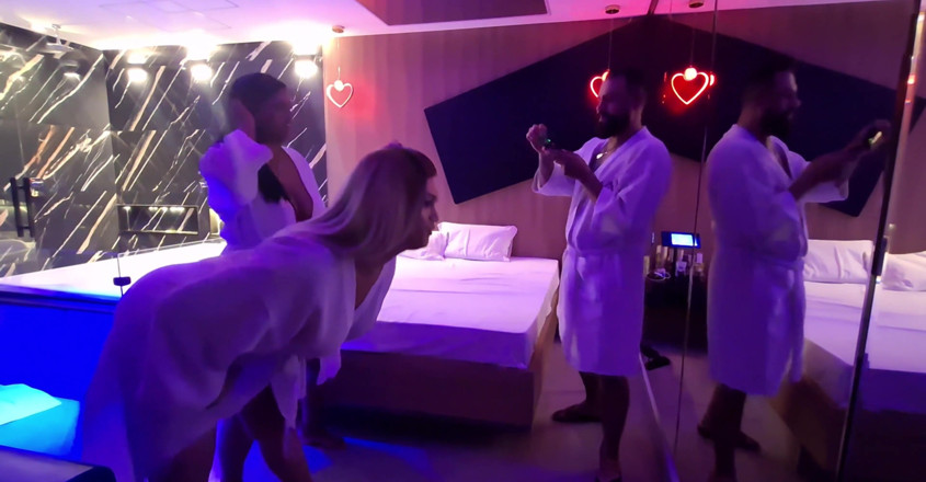Casal Mattos Trans: Memanaskan badan di motel: Nicoly dan trans berambut perang menari...