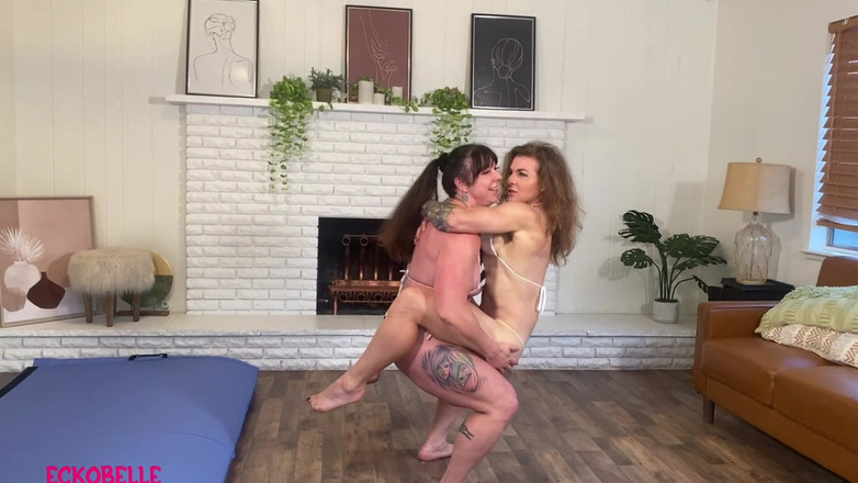 Ecko Belle: Deux filles en forme se soulèvent