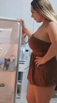 Cette MILF a appelé la livreuse et a voulu la remercier pour son accouchement d’une manière très coquine