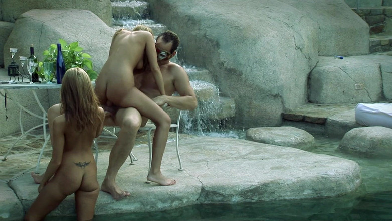 Hand Lotion Studios: İki güzel sarışın kız arkadaş açık havada büyük yarağı seviyor