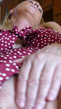 Zuigen Op Een Seksspeeltje Met Close-up Dildo Neuken in Een Schattige Jurk