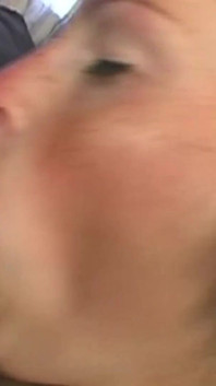 Velká zelenooká brunetka deepthroats a bere velký penis do análu na gauči