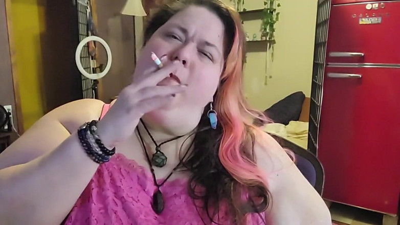 Kitty Delgato: 超级肥胖的白人女性一边玩弄我的脖子和巨大的手臂一边抽烟