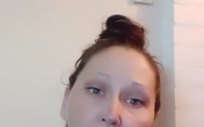 Dominatrix Redsonyja: Me encanta adorarme y me encanta especialmente cuando mi esclavo...