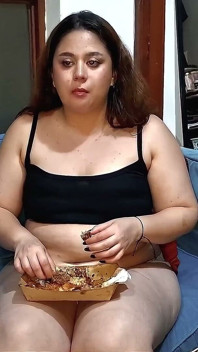 Nicole Propt Een Monster Sandwich En Wrijft Over Haar Volle Buik