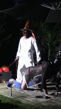 Une caméra amateur se fait baiser sans capote la nuit pour Halloween