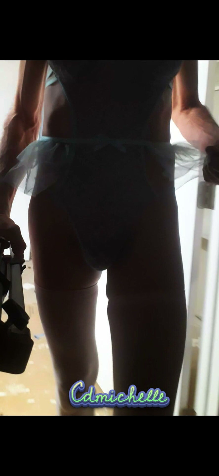 Cd Michelle lingerie: Bei Der Arbeit Cdmichelle Geht Herum Und Trägt Sexy Sissy-outfit