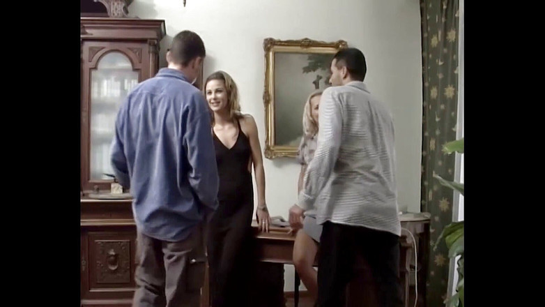 Nightclub Amateur Series: Ragazze con i tacchi alti vengono scopate in un'orgia