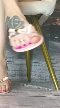 Lady Angela Toe Rings dan MILF flip flops