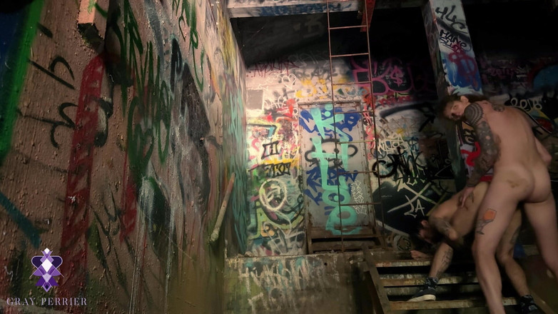 Gray Perrier: Trans-mädchen Erwischt Beim Ficken Eines Transen in Einem Verlassenen Gebäude
